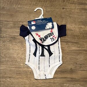 New York Yankees onesie 3 piece set 6-9 month
